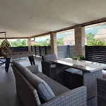 Toni *
